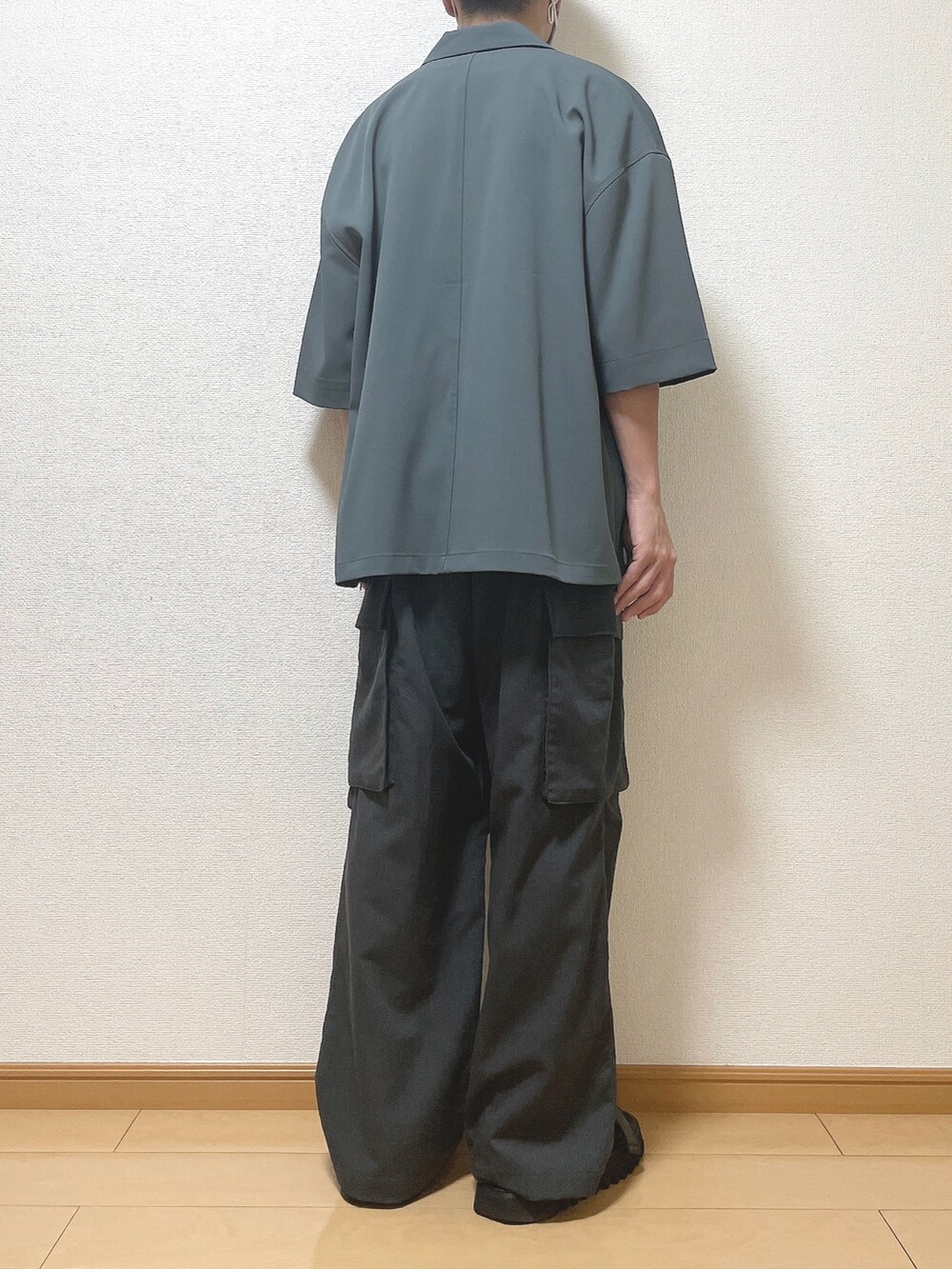 ブルー系のテーラードジャケット、ホワイト系のTシャツ/カットソー、グレー系のカーゴパンツを着用したメンズの夏コーディネートの4枚目の写真
