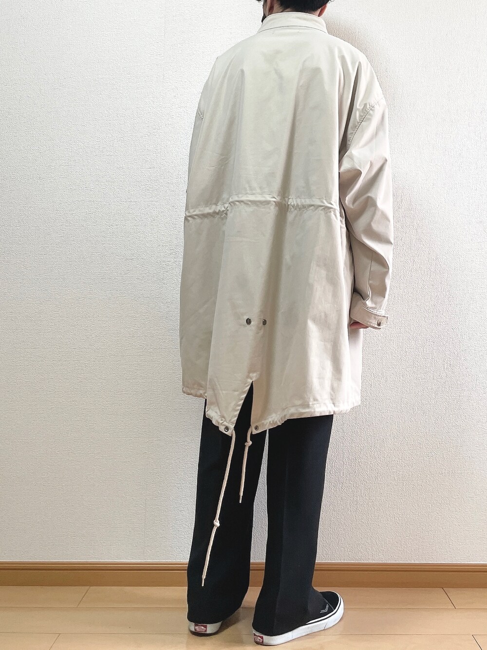 ベージュ系のモッズコート、ブラック系のその他パンツ、ブラック系のスニーカーを着用したメンズの秋コーディネートの4枚目の写真