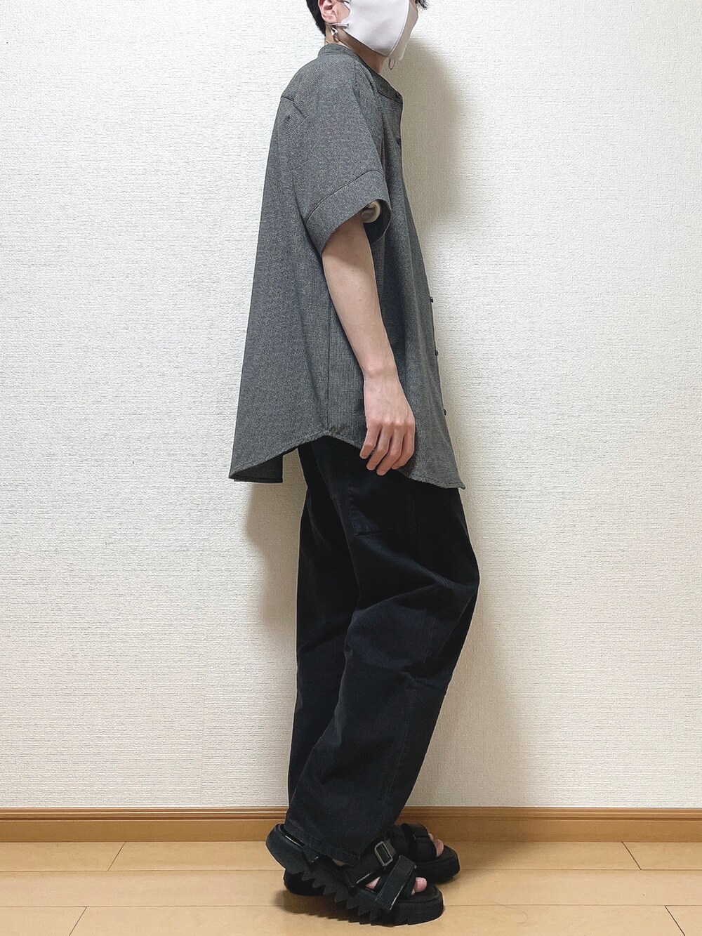 ブラック系のシャツ/ブラウス、ホワイト系のTシャツ/カットソー、ブラック系のデニムパンツを着用したメンズの春コーディネートの2枚目の写真