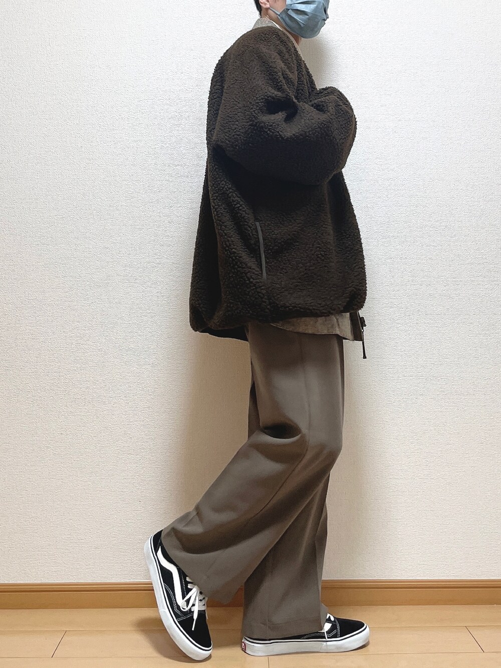 ブラウン系のブルゾン、ブラウン系のシャツ/ブラウス、ホワイト系のTシャツ/カットソーを着用したメンズの冬コーディネートの2枚目の写真