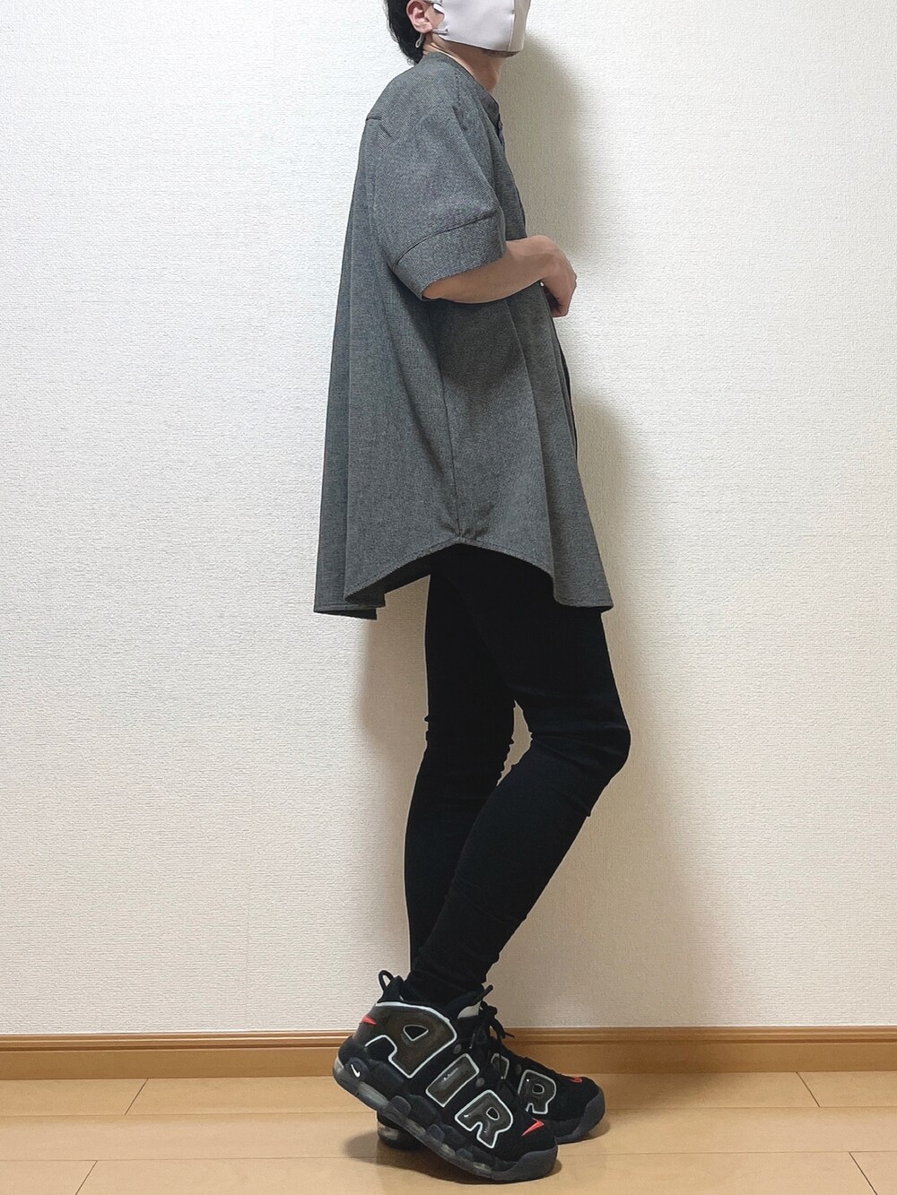 ブラック系のシャツ/ブラウス、ブラック系のデニムパンツ、ブラック系のスニーカーを着用したメンズの夏コーディネートの2枚目の写真