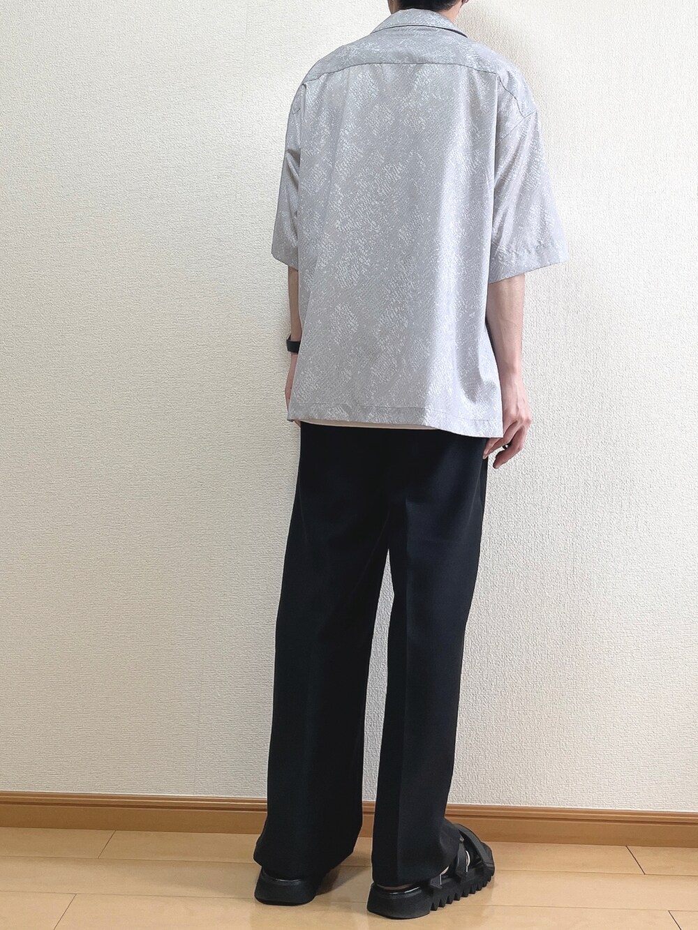 グレー系のシャツ/ブラウス、ホワイト系のタンクトップ、ブラック系のその他パンツを着用したメンズの夏コーディネートの4枚目の写真