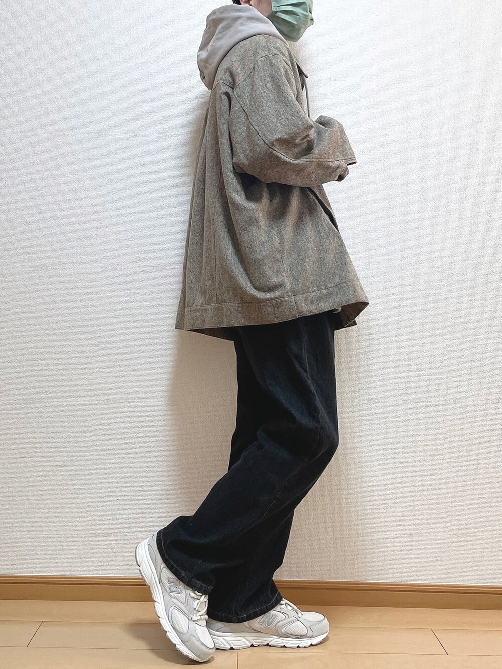 ブラウン系のシャツ/ブラウス、ベージュ系のパーカー、ブラック系のデニムパンツを着用したメンズの冬コーディネートの2枚目の写真