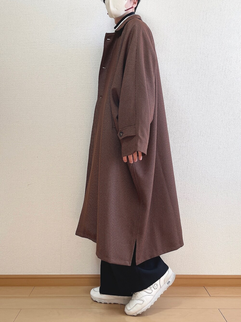 ブラウン系のステンカラーコート、グレー系のスウェット、ブラック系のTシャツ/カットソーを着用したメンズの冬コーディネートの2枚目の写真