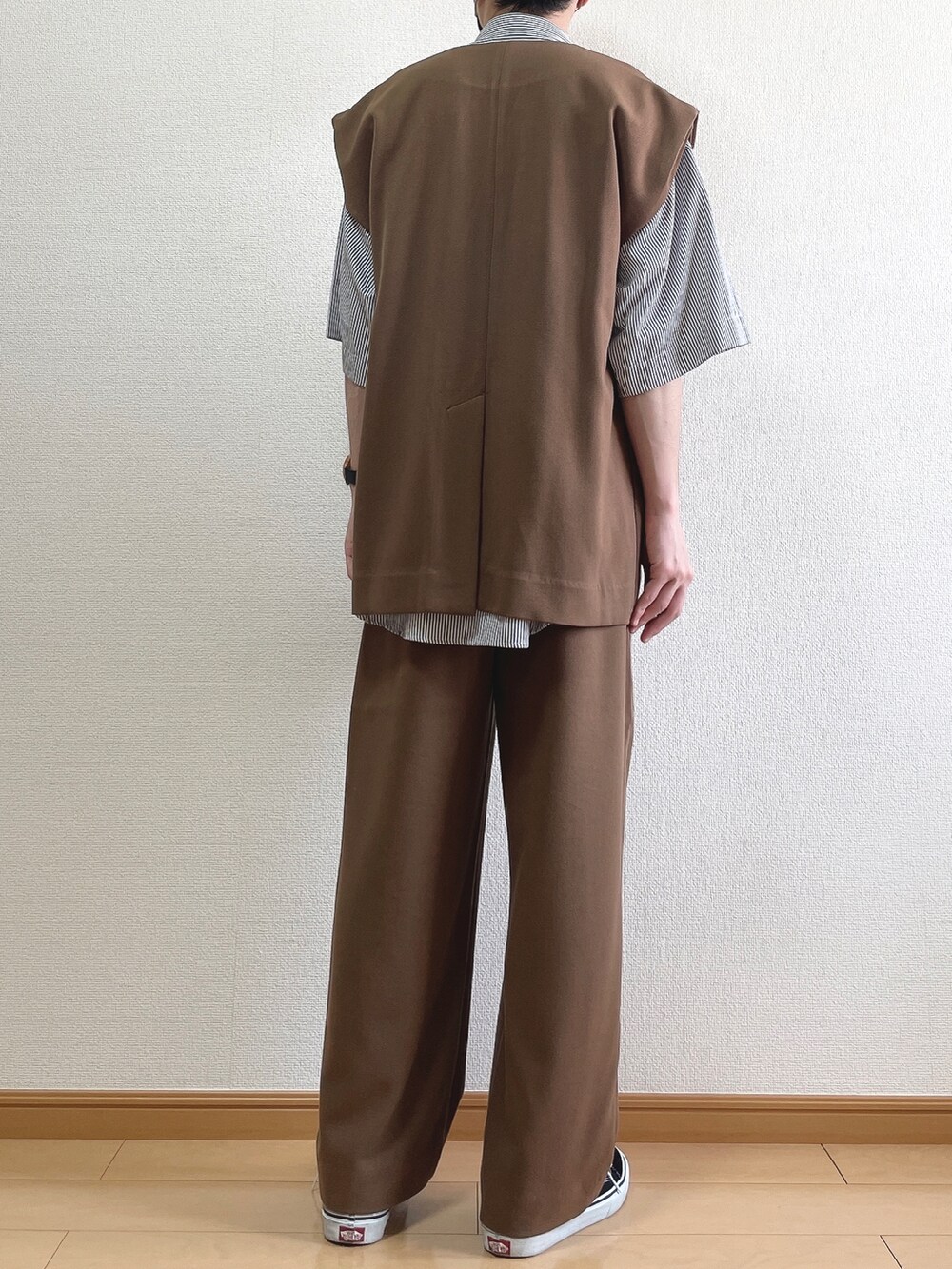 ブラウン系のベスト、ブルー系のシャツ/ブラウス、ブラウン系のその他パンツを着用したメンズの夏コーディネートの4枚目の写真