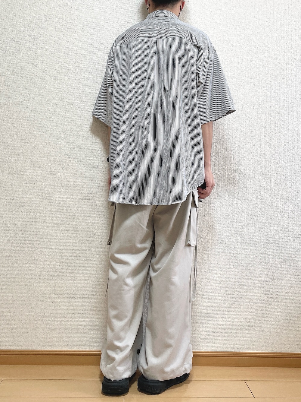 ブルー系のシャツ/ブラウス、ブラック系のTシャツ/カットソー、グレー系のカーゴパンツを着用したメンズの夏コーディネートの4枚目の写真