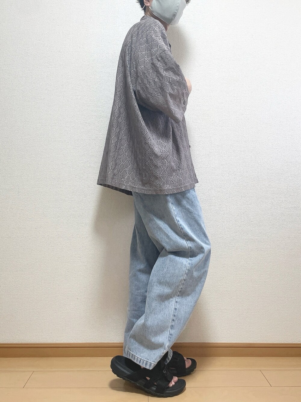 ベージュ系のシャツ/ブラウス、ブラック系のTシャツ/カットソー、ブルー系のデニムパンツを着用したメンズの夏コーディネートの2枚目の写真