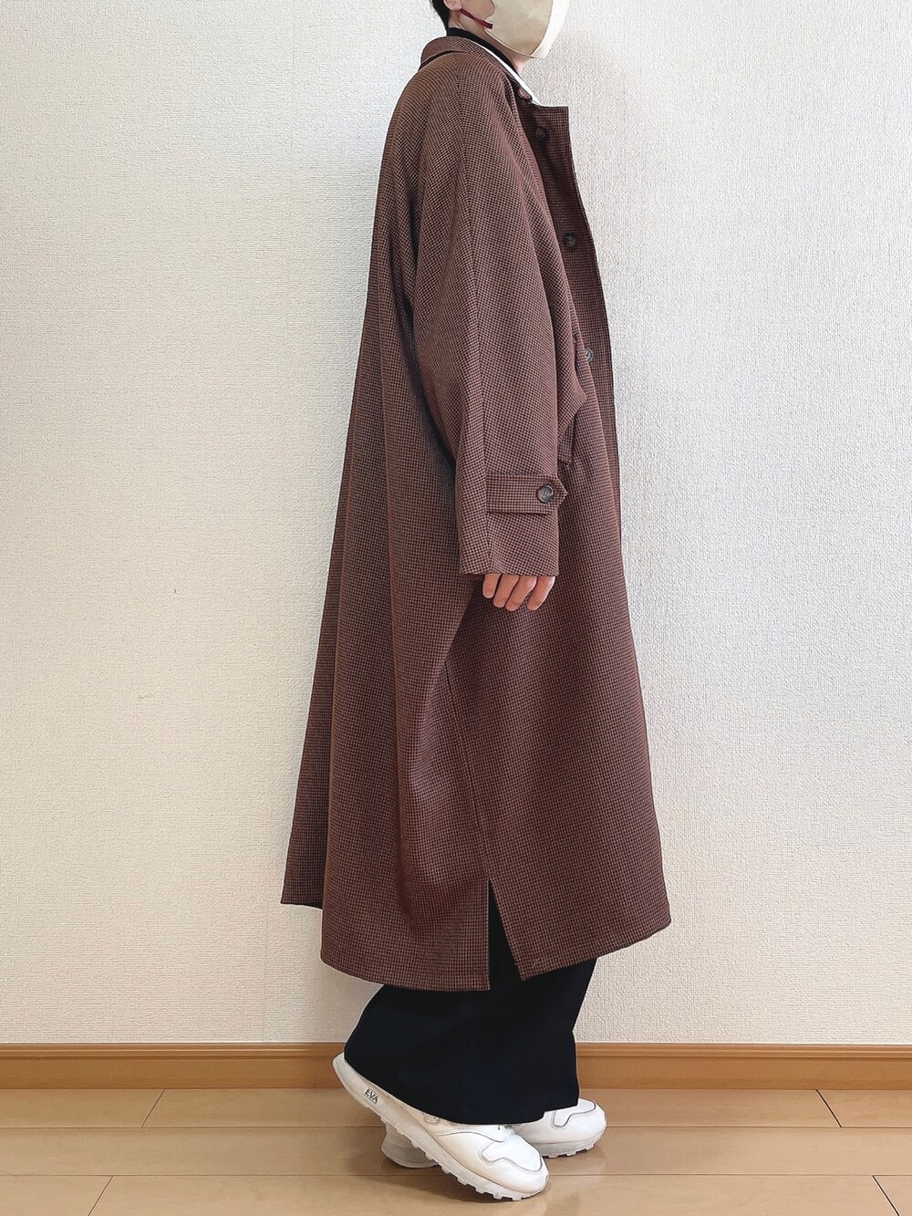 ブラウン系のステンカラーコート、グレー系のスウェット、ブラック系のTシャツ/カットソーを着用したメンズの冬コーディネートの3枚目の写真