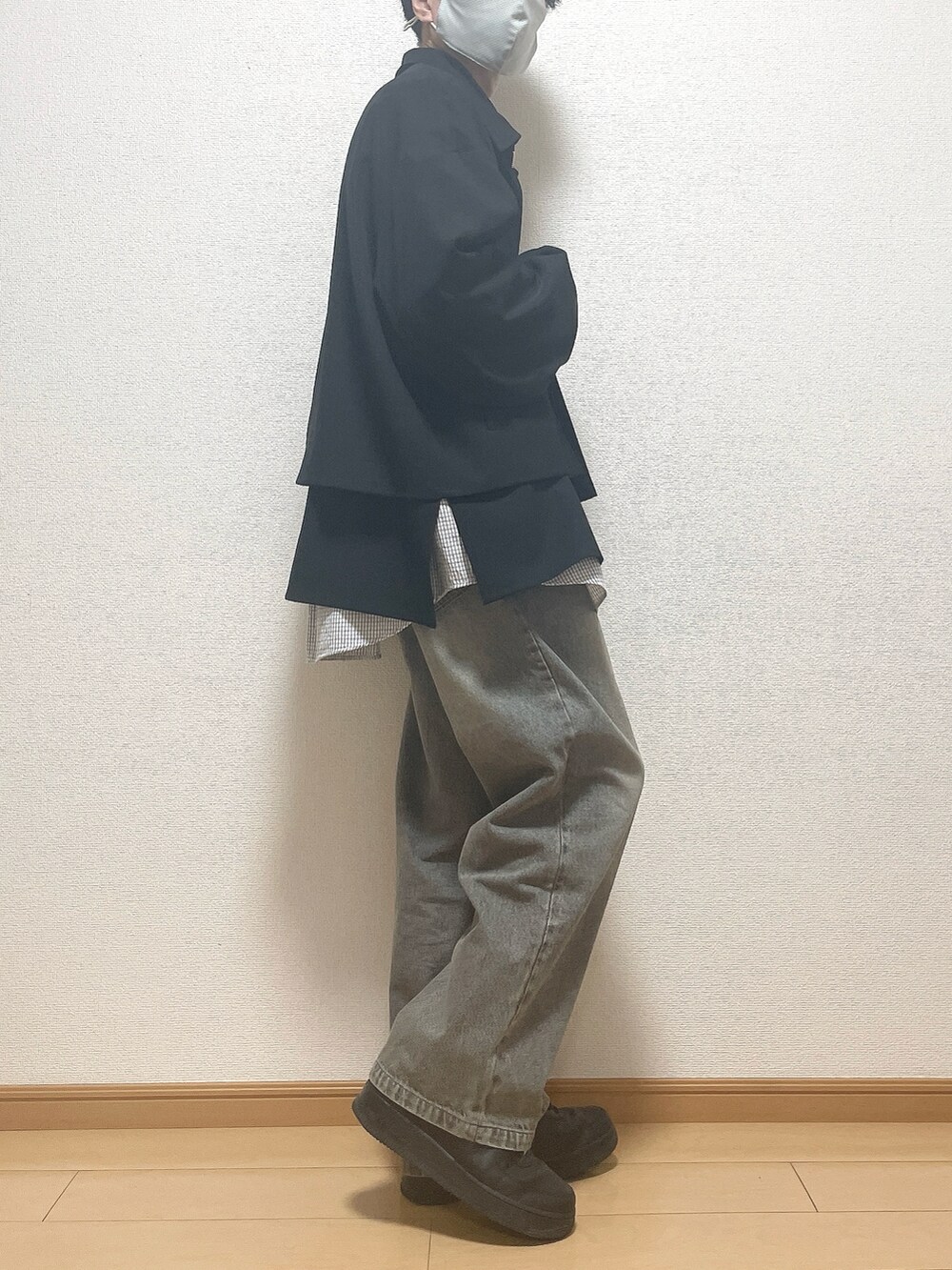 ブラック系のブルゾン、ブルー系のシャツ/ブラウス、ブラック系のデニムパンツを着用したメンズの秋コーディネートの2枚目の写真