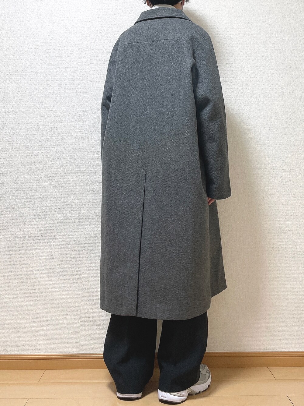 グレー系のステンカラーコート、グレー系のスウェット、ブラック系のTシャツ/カットソーを着用したメンズの秋コーディネートの4枚目の写真