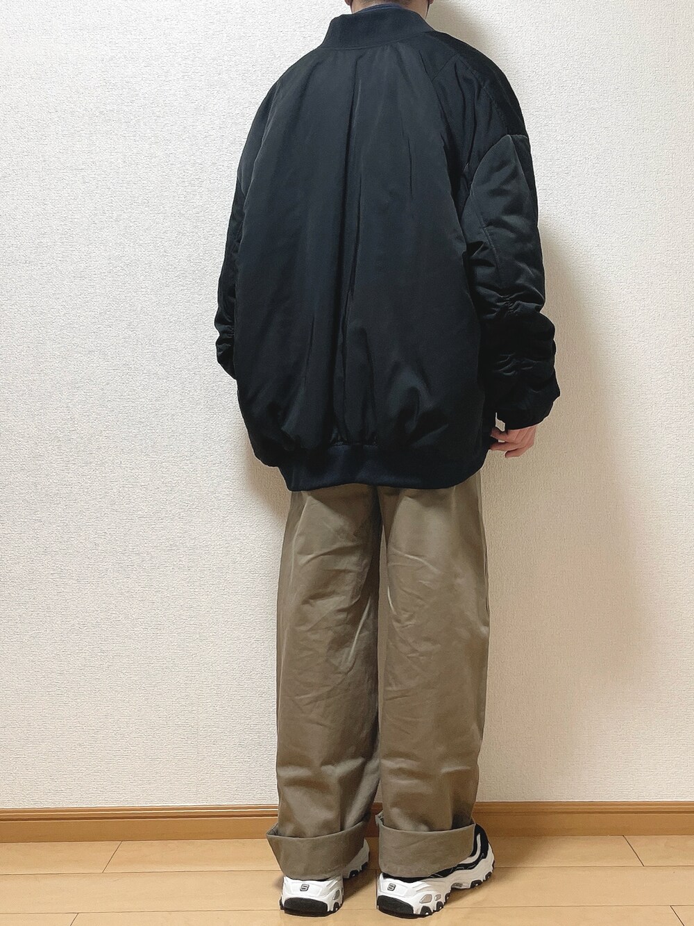 ブラック系のMA-1、グレー系のスウェット、ベージュ系のその他パンツを着用したメンズの冬コーディネートの4枚目の写真