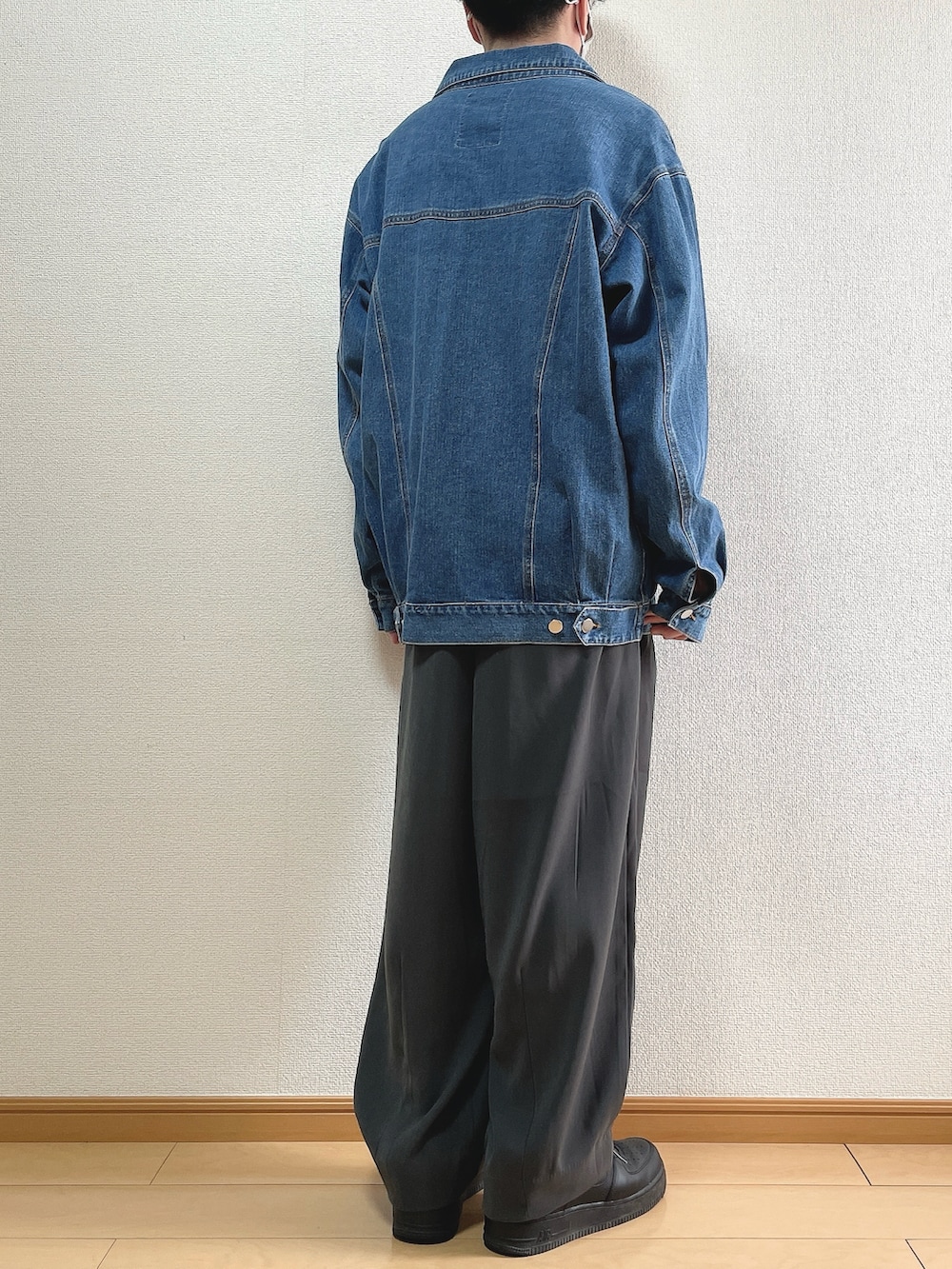 ブルー系のデニムジャケット、ホワイト系のTシャツ/カットソー、グレー系のスラックスを着用したメンズの春コーディネートの4枚目の写真