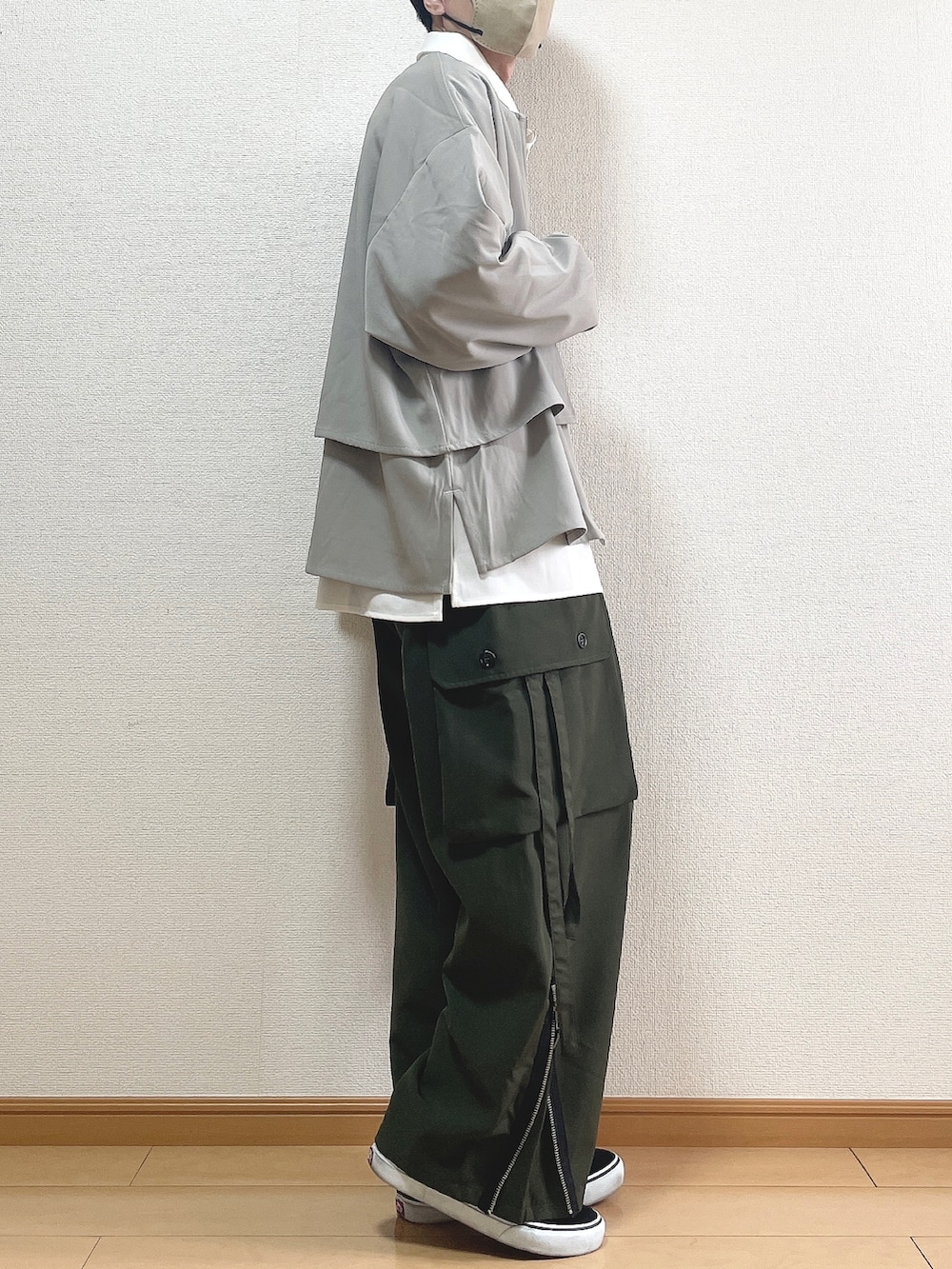 グレー系のブルゾン、ホワイト系のシャツ/ブラウス、グリーン系のカーゴパンツを着用したメンズの春コーディネートの2枚目の写真