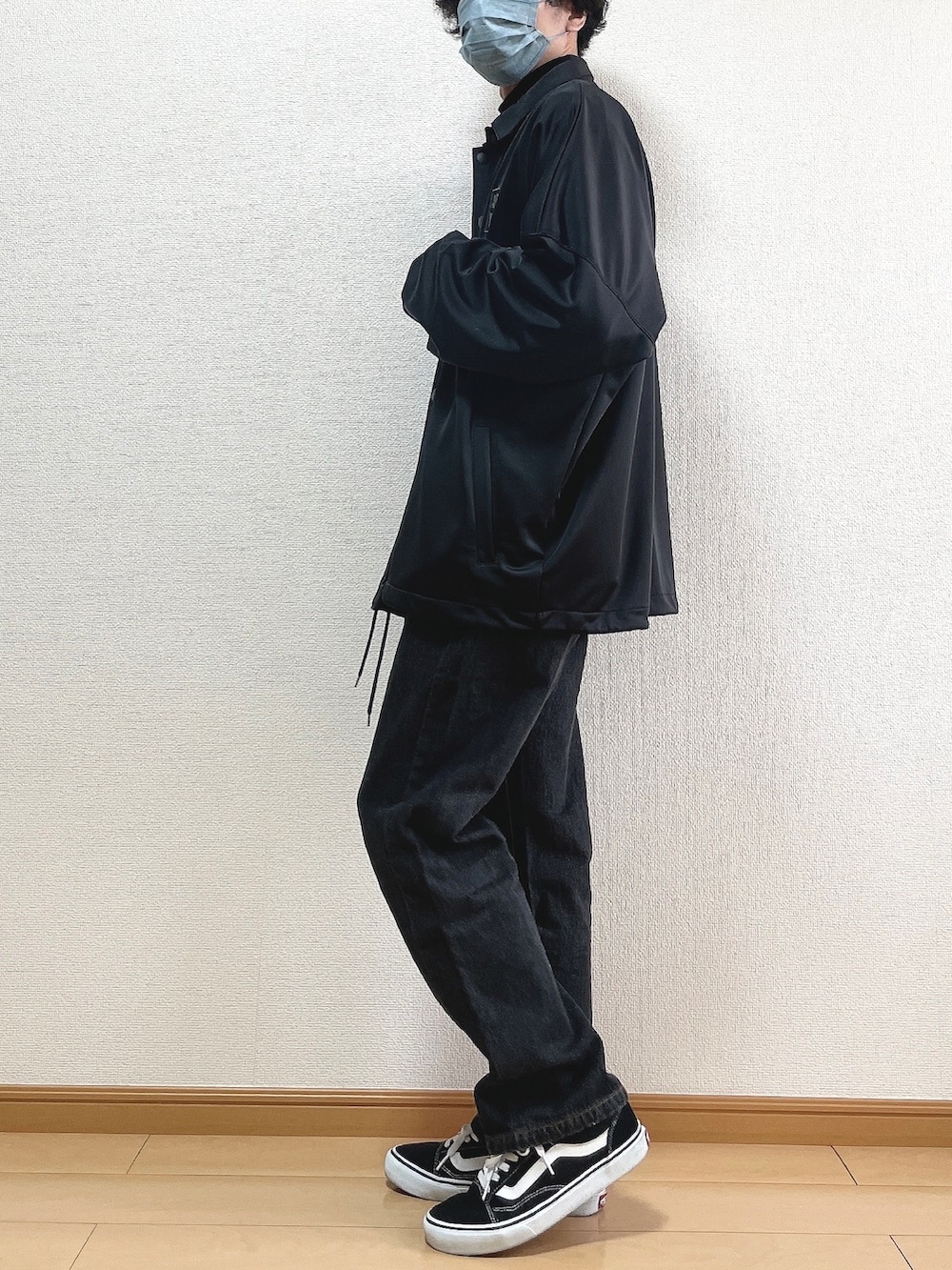 ブラック系のブルゾン、ブラウン系のニット/セーター、ブラック系のTシャツ/カットソーを着用したメンズの秋コーディネートの3枚目の写真