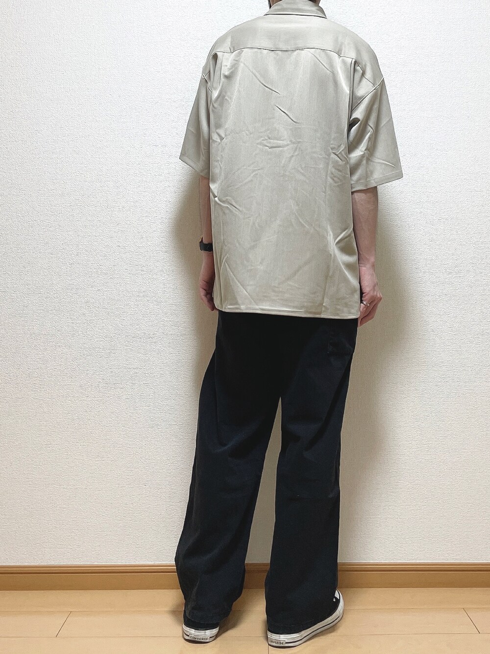 ベージュ系のシャツ/ブラウス、ブラック系のデニムパンツ、ブラック系のスニーカーを着用したメンズの春コーディネートの4枚目の写真
