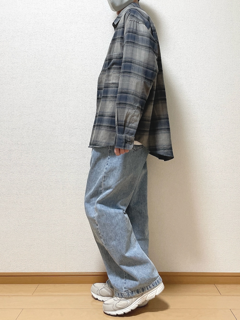 グレー系のシャツ/ブラウス、ホワイト系のTシャツ/カットソー、ブルー系のデニムパンツを着用したメンズの春コーディネートの3枚目の写真