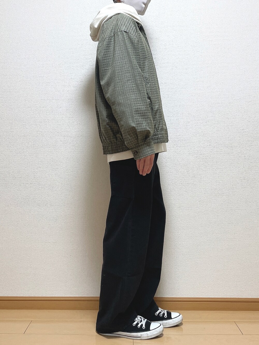 その他のブルゾン、ホワイト系のパーカー、ブラック系のデニムパンツを着用したメンズの春コーディネートの2枚目の写真
