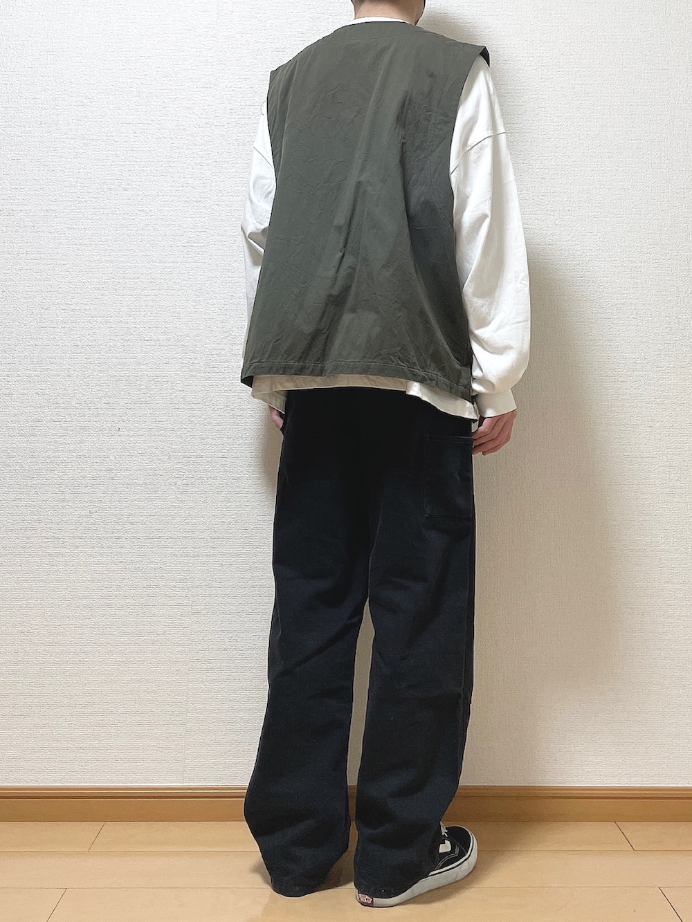 グレー系のベスト、ホワイト系のTシャツ/カットソー、ブラック系のデニムパンツを着用したメンズの春コーディネートの4枚目の写真