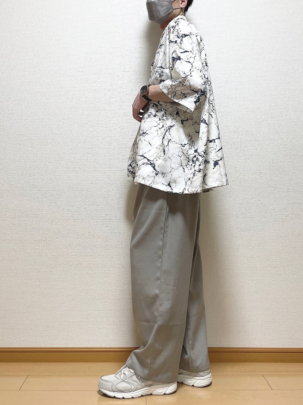 ホワイト系のシャツ/ブラウス、ホワイト系のタンクトップ、グレー系のその他パンツを着用したメンズの春コーディネートの3枚目の写真