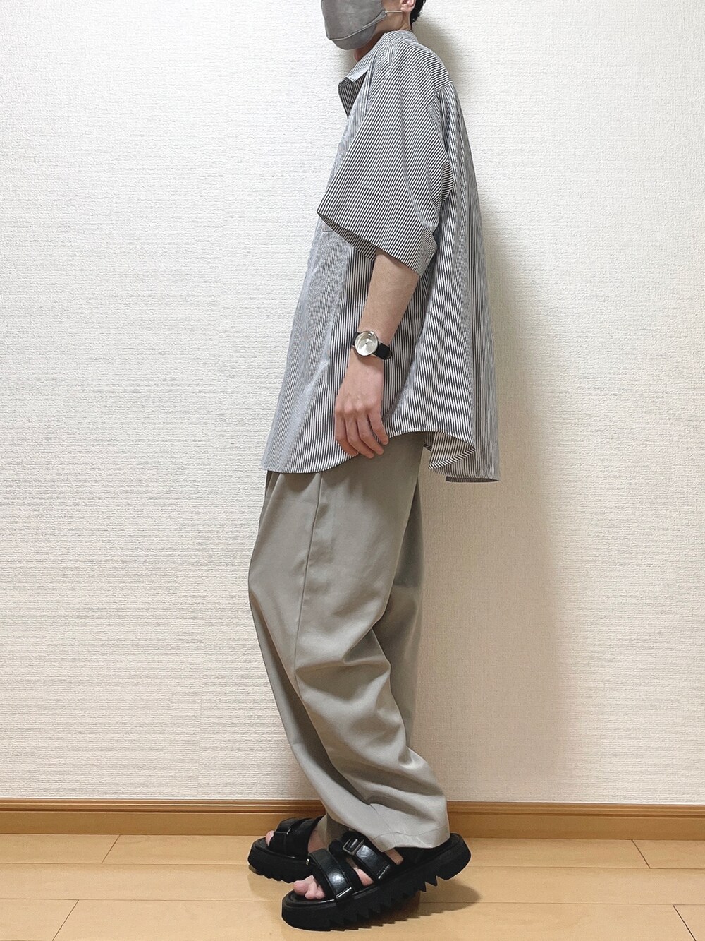 ブルー系のシャツ/ブラウス、グレー系のその他パンツ、ブラック系のサンダルを着用したメンズの夏コーディネートの3枚目の写真