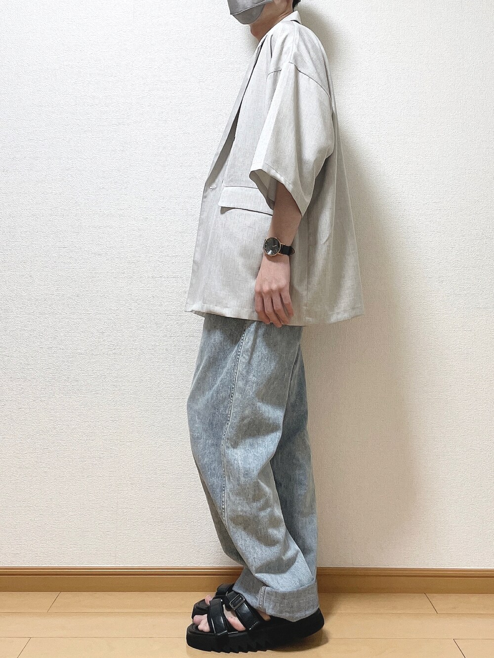 ベージュ系のその他トップス、ホワイト系のTシャツ/カットソー、ブルー系のデニムパンツを着用したメンズの夏コーディネートの3枚目の写真