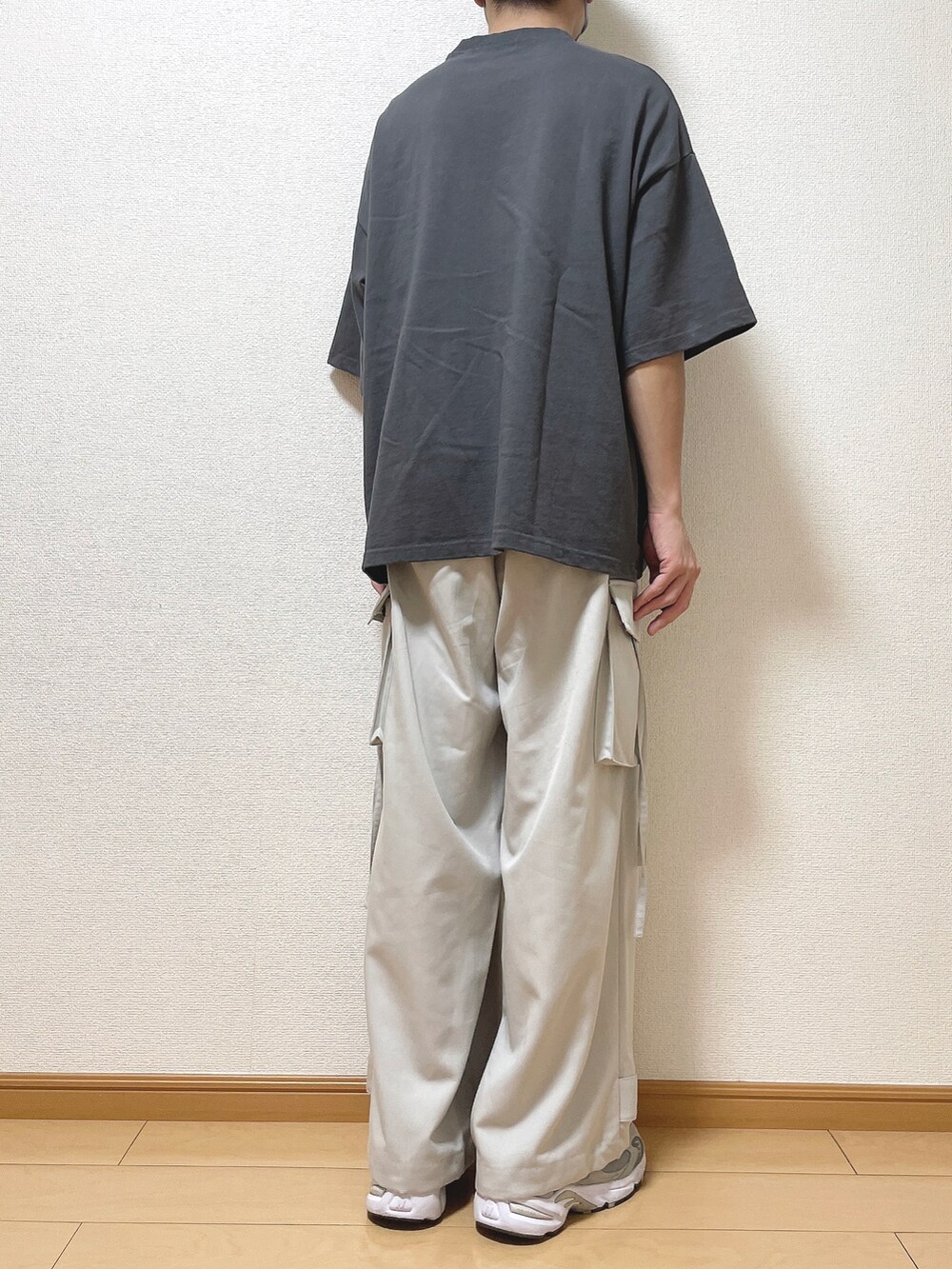 グレー系のTシャツ/カットソー、グレー系のカーゴパンツ、グレー系のスニーカーを着用したメンズの秋コーディネートの4枚目の写真