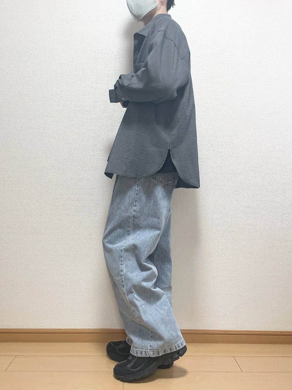 その他のシャツ/ブラウス、ブラック系のTシャツ/カットソー、ブルー系のデニムパンツを着用したメンズの春コーディネートの3枚目の写真