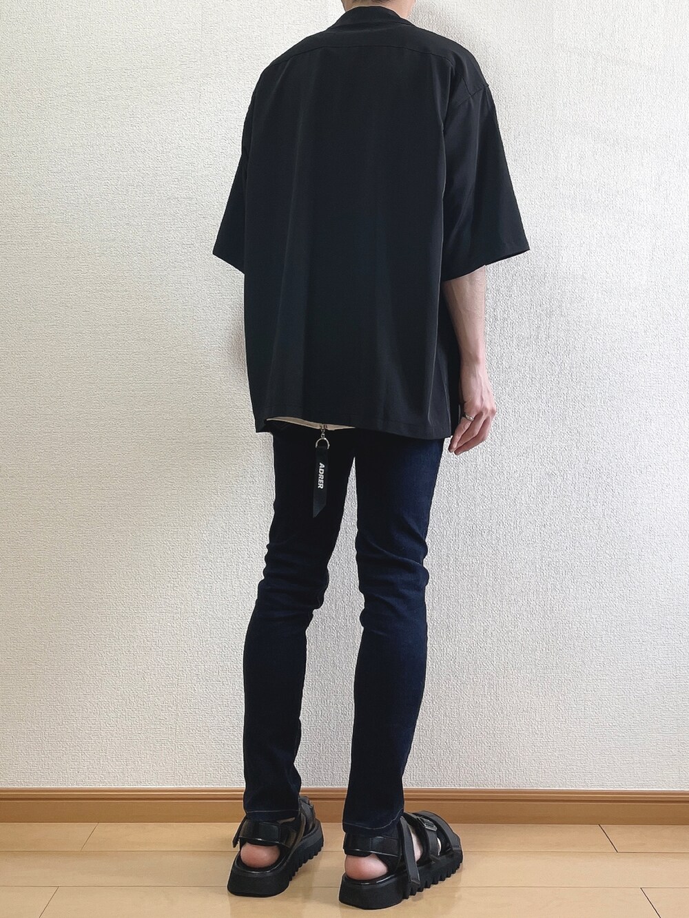 ブラック系のジャケット/アウター、ホワイト系のTシャツ/カットソー、ブルー系のデニムパンツを着用したメンズの夏コーディネートの4枚目の写真