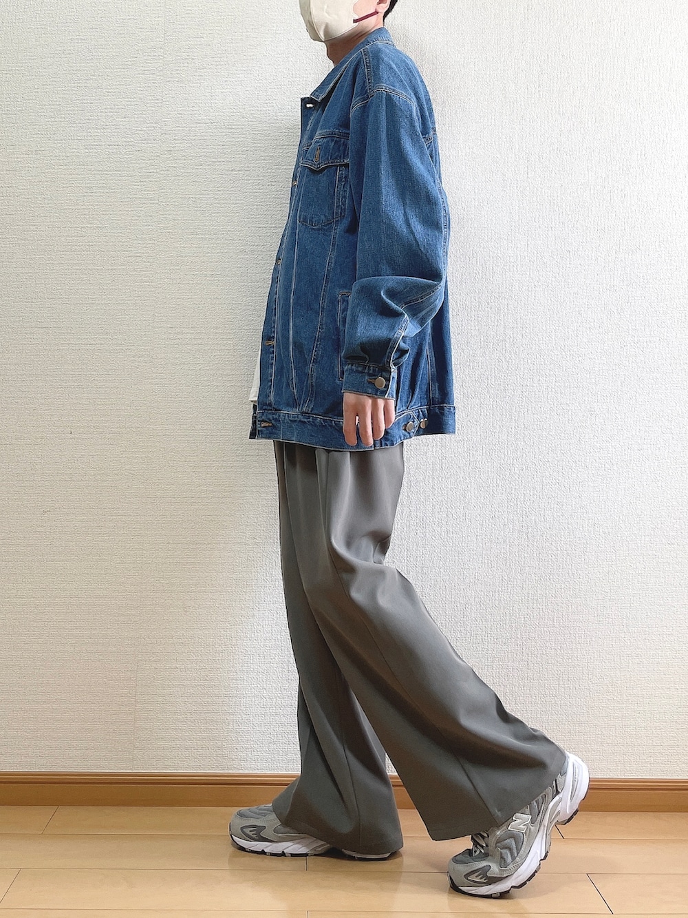 ブルー系のデニムジャケット、ホワイト系のTシャツ/カットソー、グレー系のスラックスを着用したメンズの春コーディネートの3枚目の写真