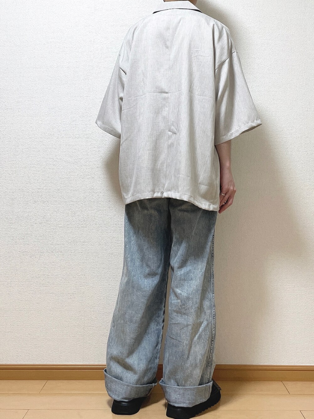 ベージュ系のその他トップス、ホワイト系のTシャツ/カットソー、ブルー系のデニムパンツを着用したメンズの夏コーディネートの4枚目の写真