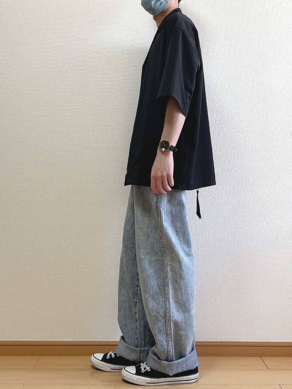 ブラック系のジャケット/アウター、ホワイト系のTシャツ/カットソー、ブルー系のデニムパンツを着用したメンズの春コーディネートの3枚目の写真