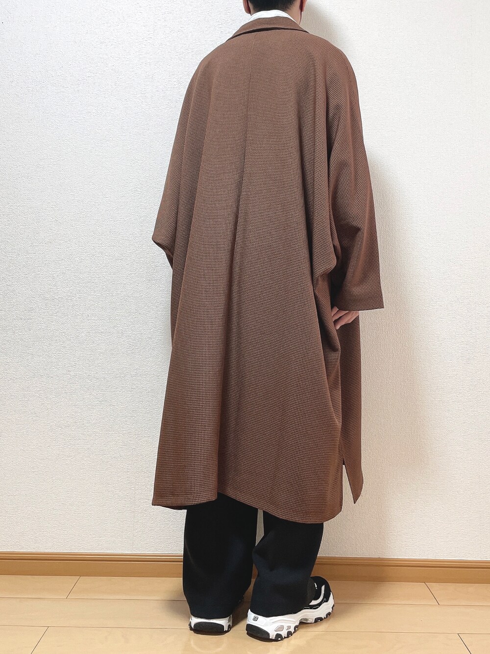 ブラウン系のステンカラーコート、グレー系のスウェット、ブラック系のその他パンツを着用したメンズの秋コーディネートの4枚目の写真