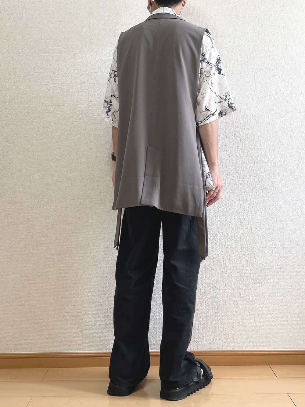 ブラウン系のベスト、ホワイト系のシャツ/ブラウス、ブラック系のデニムパンツを着用したメンズの夏コーディネートの4枚目の写真