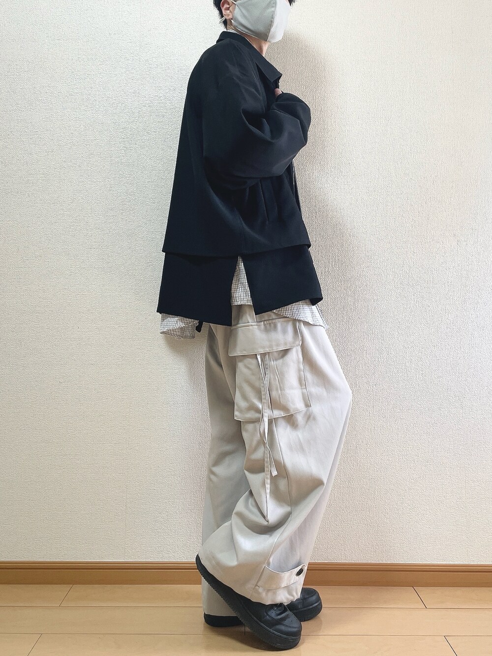 ブラック系のブルゾン、その他のシャツ/ブラウス、グレー系のカーゴパンツを着用したメンズの春コーディネートの2枚目の写真