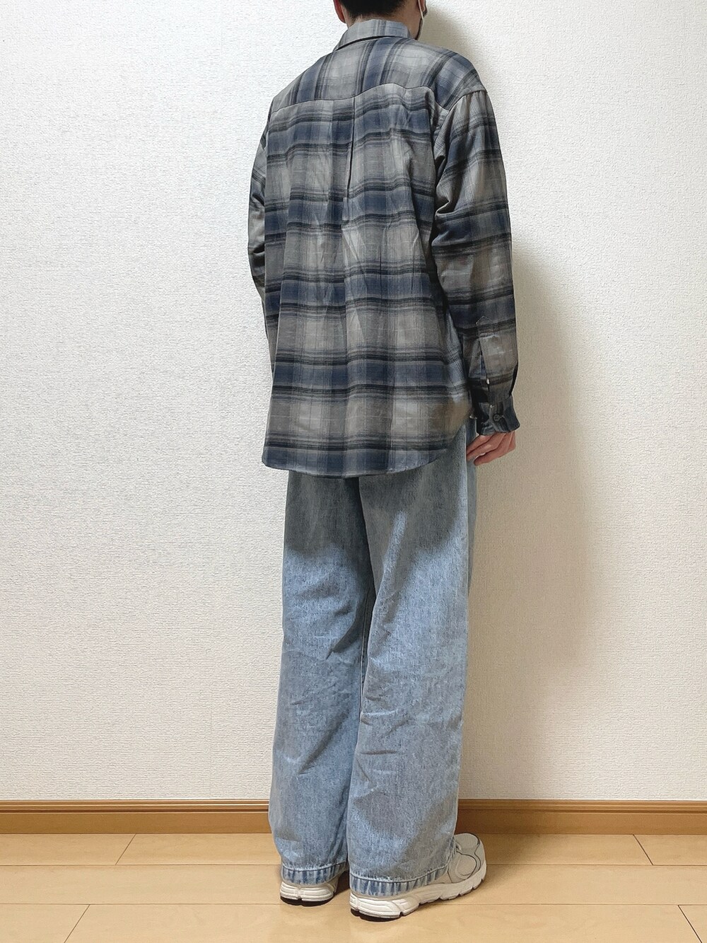 グレー系のシャツ/ブラウス、ホワイト系のTシャツ/カットソー、ブルー系のデニムパンツを着用したメンズの春コーディネートの4枚目の写真