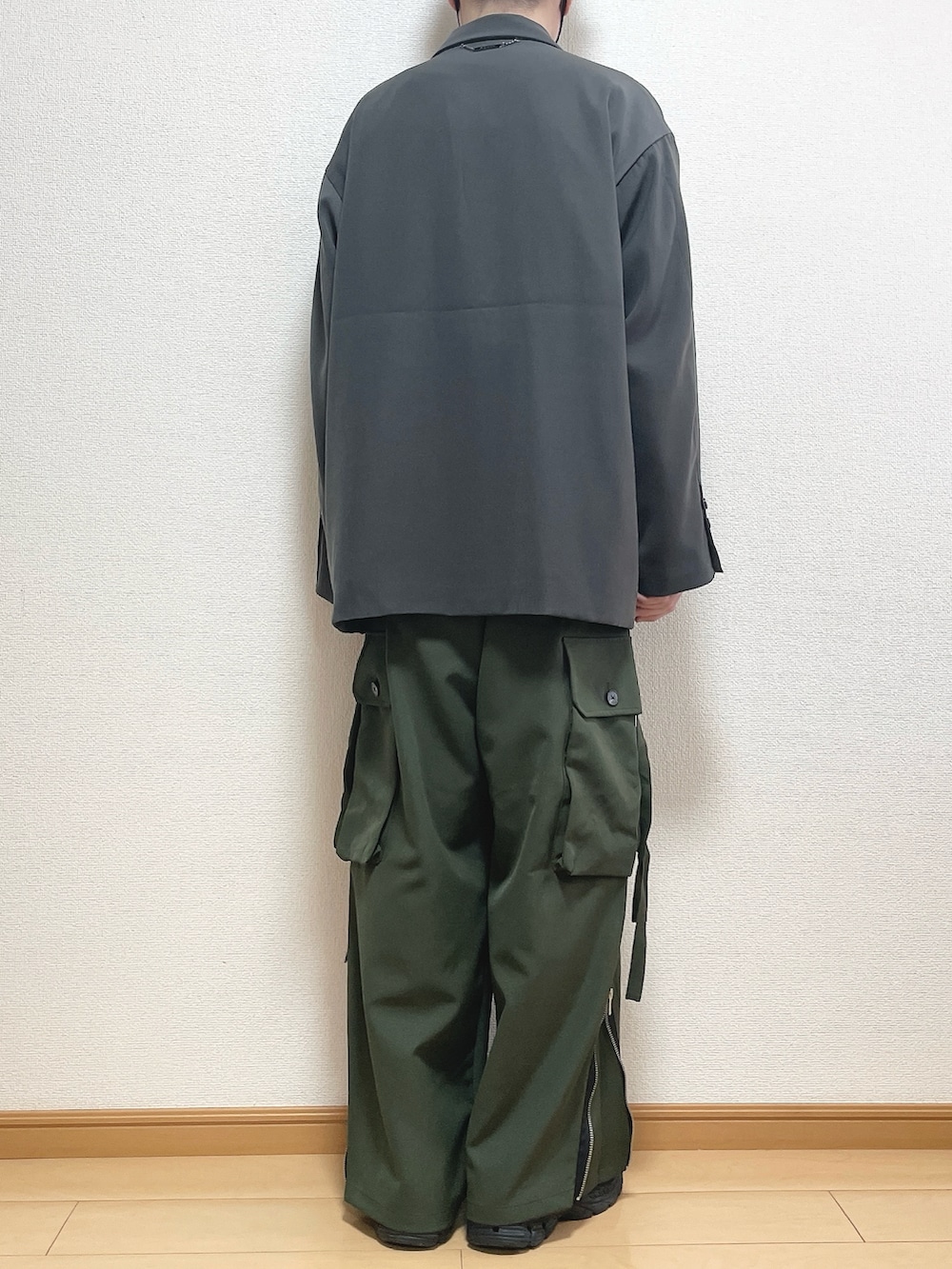 グレー系のテーラードジャケット、ホワイト系のTシャツ/カットソー、グリーン系のカーゴパンツを着用したメンズの春コーディネートの4枚目の写真