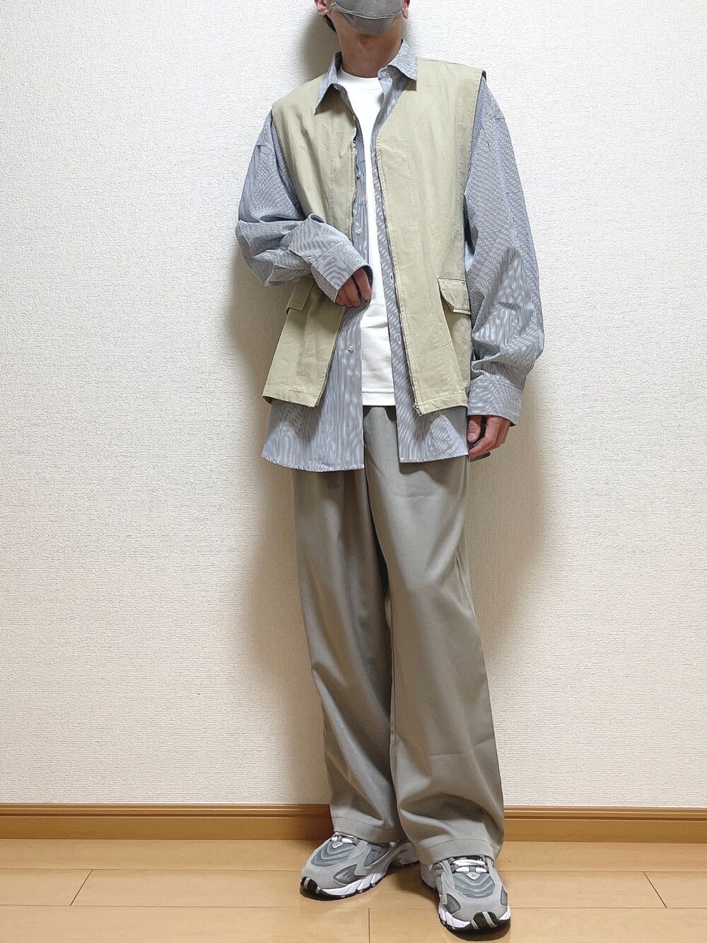 その他のシャツ/ブラウス、ベージュ系のベスト、ホワイト系のTシャツ/カットソーを着用したメンズの春コーディネートの2枚目の写真