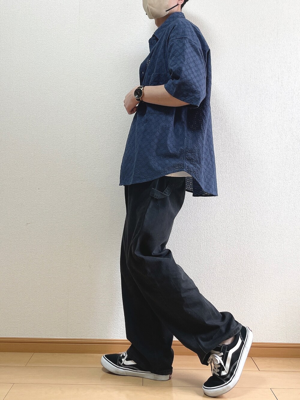 ブルー系のシャツ/ブラウス、ホワイト系のTシャツ/カットソー、ブラック系のデニムパンツを着用したメンズの夏コーディネートの3枚目の写真