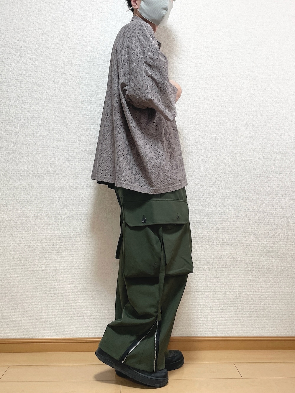 ベージュ系のシャツ/ブラウス、ブラック系のTシャツ/カットソー、グリーン系のカーゴパンツを着用したメンズの夏コーディネートの2枚目の写真