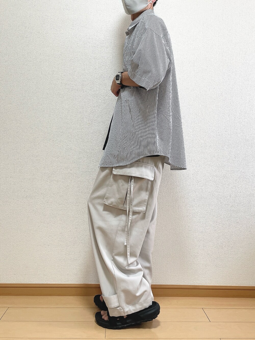 ブルー系のシャツ/ブラウス、ブラック系のTシャツ/カットソー、グレー系のカーゴパンツを着用したメンズの夏コーディネートの3枚目の写真