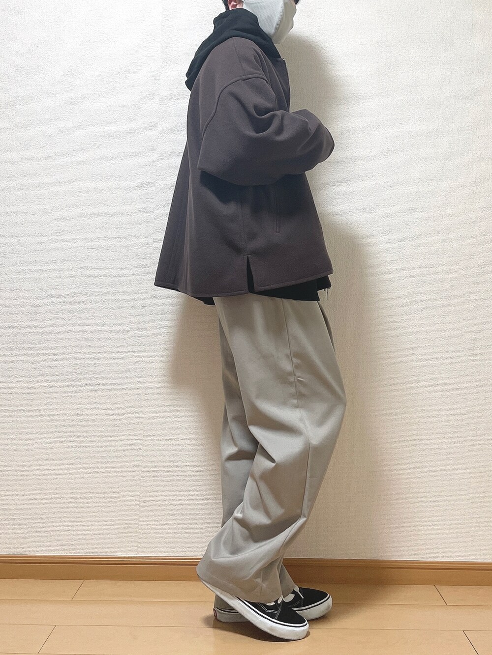 レッド系のブルゾン、ブラック系のパーカー、グレー系のその他パンツを着用したメンズの冬コーディネートの2枚目の写真