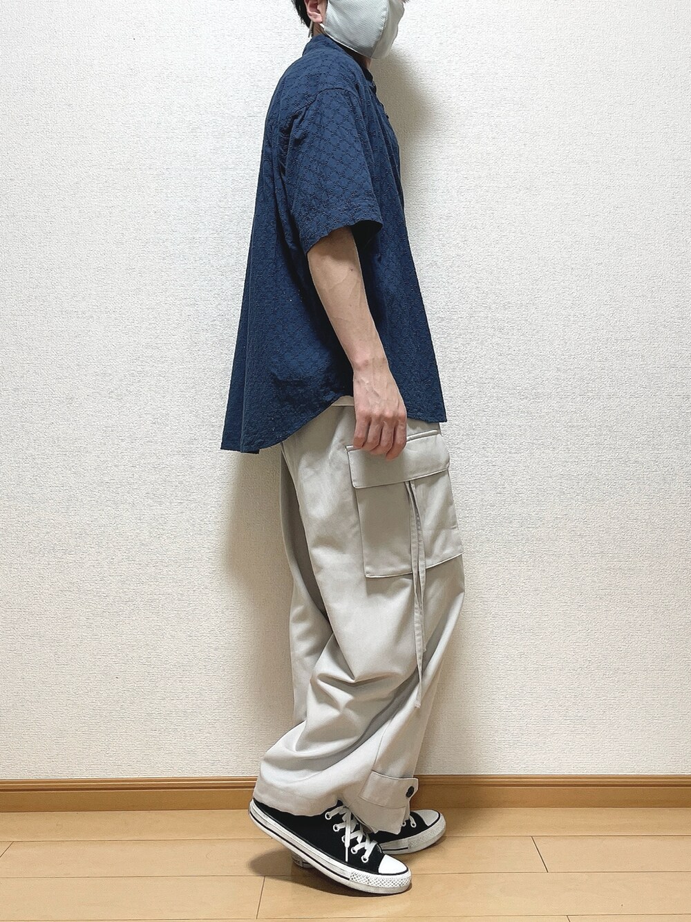 ブルー系のシャツ/ブラウス、ホワイト系のTシャツ/カットソー、グレー系のカーゴパンツを着用したメンズの春コーディネートの2枚目の写真