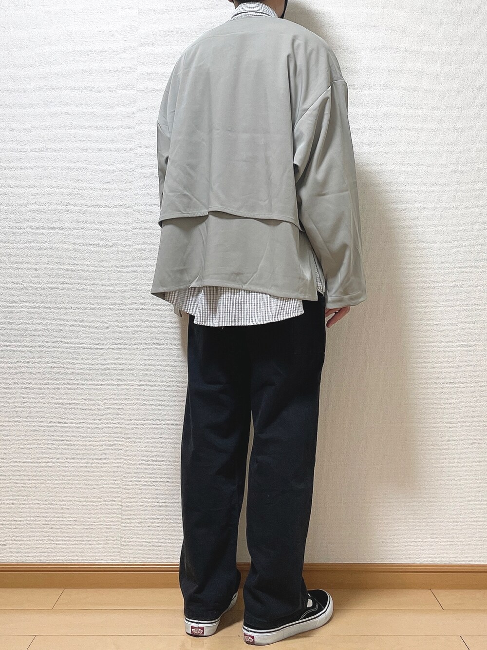 グレー系のブルゾン、ブラック系のシャツ/ブラウス、ブラック系のデニムパンツを着用したメンズの冬コーディネートの4枚目の写真