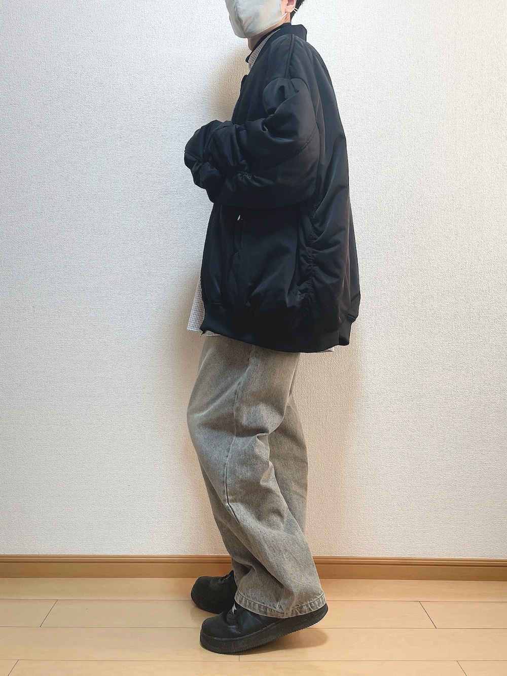 ブラック系のMA-1、ブラック系のシャツ/ブラウス、ブラック系のTシャツ/カットソーを着用したメンズの冬コーディネートの3枚目の写真