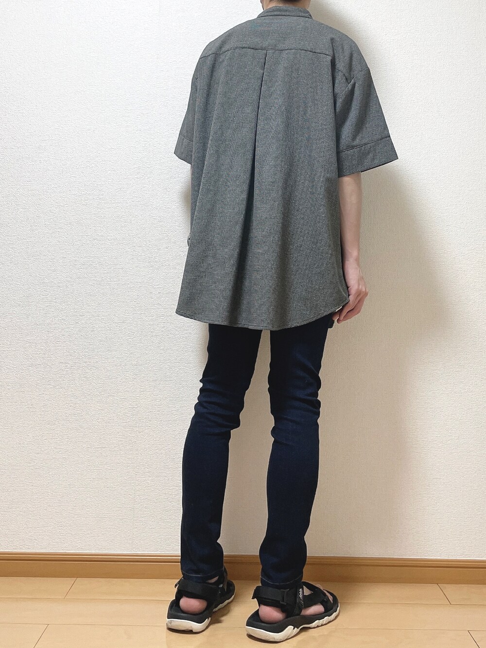 ブラック系のシャツ/ブラウス、ブルー系のデニムパンツ、ブラック系のサンダルを着用したメンズの夏コーディネートの4枚目の写真