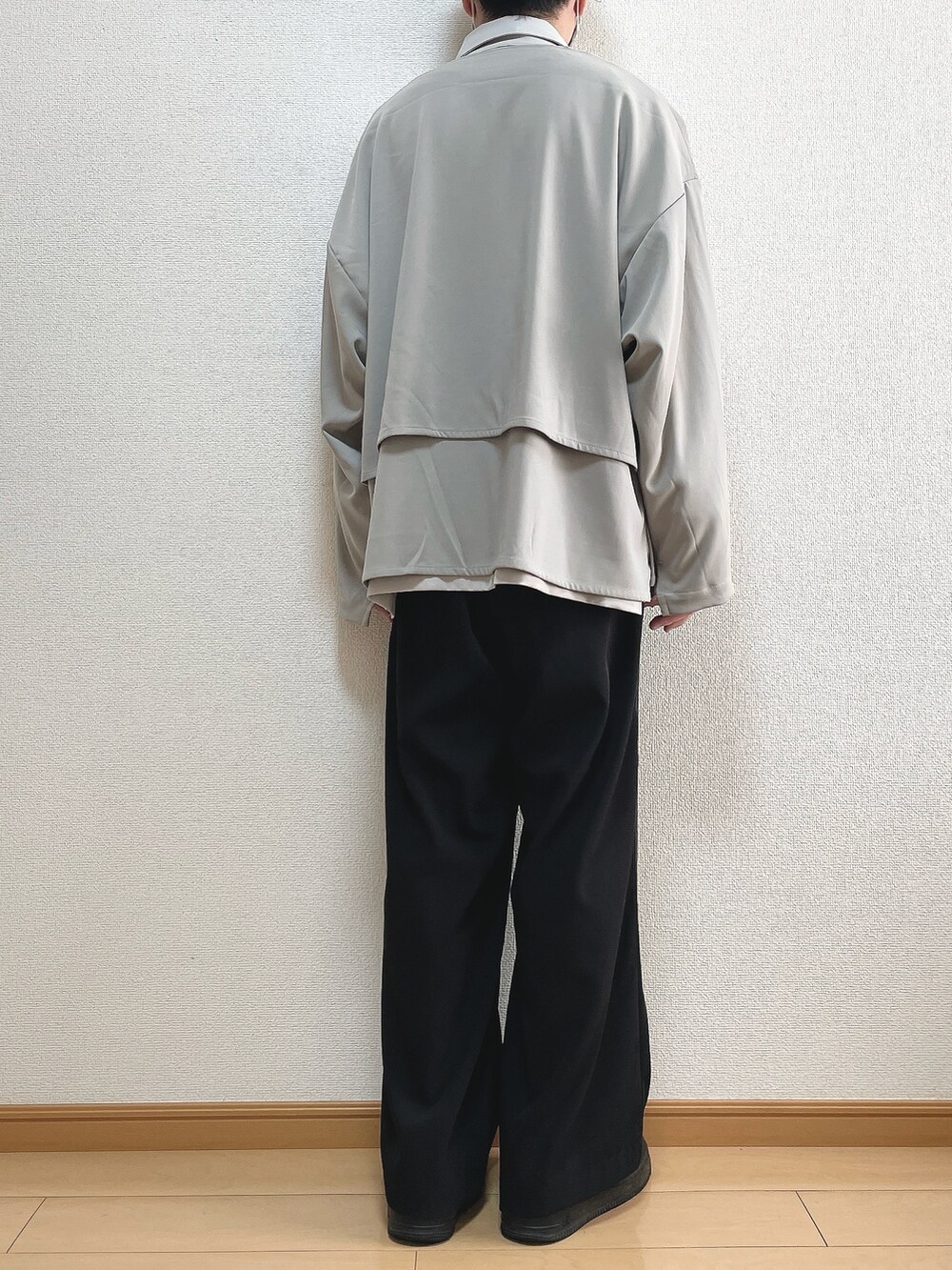 グレー系のブルゾン、グレー系のシャツ/ブラウス、ブラック系のその他パンツを着用したメンズの秋コーディネートの4枚目の写真