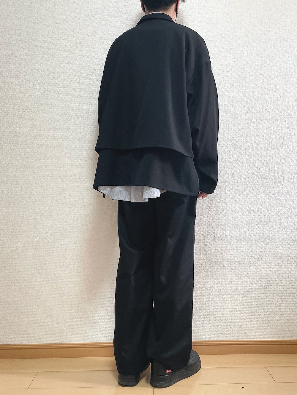 ブラック系のブルゾン、その他のシャツ/ブラウス、ブラック系のスラックスを着用したメンズの春コーディネートの4枚目の写真