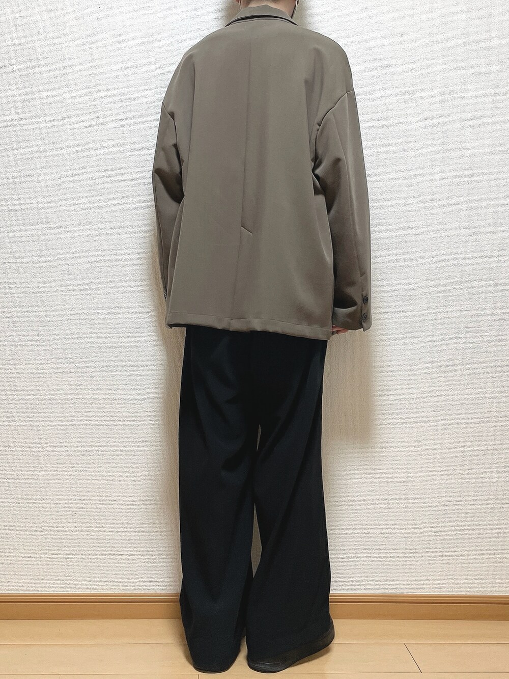 ブラウン系のテーラードジャケット、ホワイト系のTシャツ/カットソー、ブラック系のその他パンツを着用したメンズの秋コーディネートの4枚目の写真