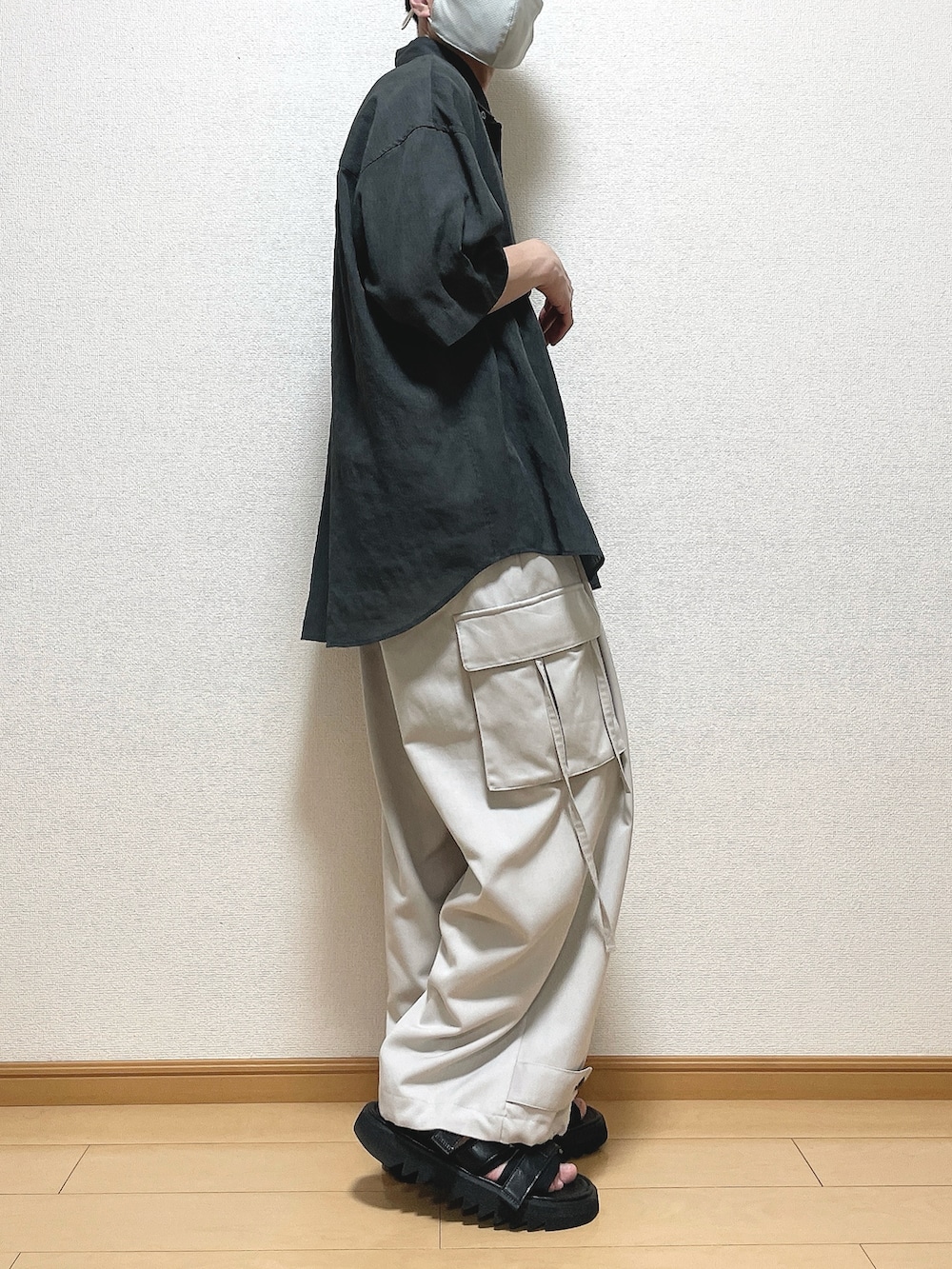 グレー系のシャツ/ブラウス、グレー系のカーゴパンツ、ブラック系のサンダルを着用したメンズの夏コーディネートの2枚目の写真