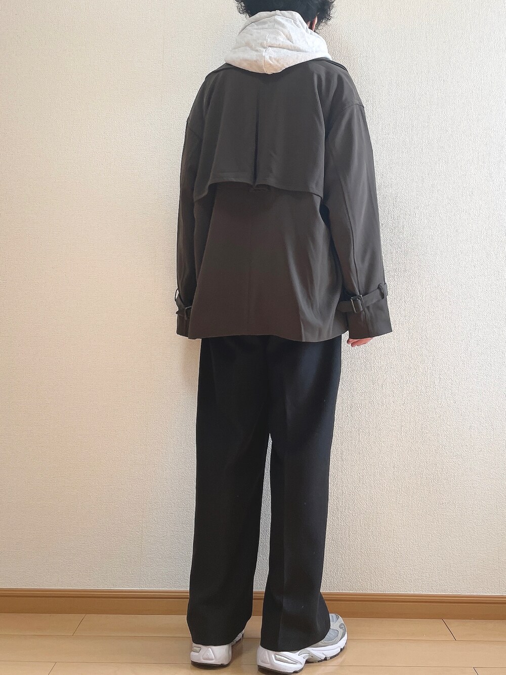 ブラウン系のトレンチコート、グレー系のパーカー、ブラック系のその他パンツを着用したメンズの秋コーディネートの4枚目の写真